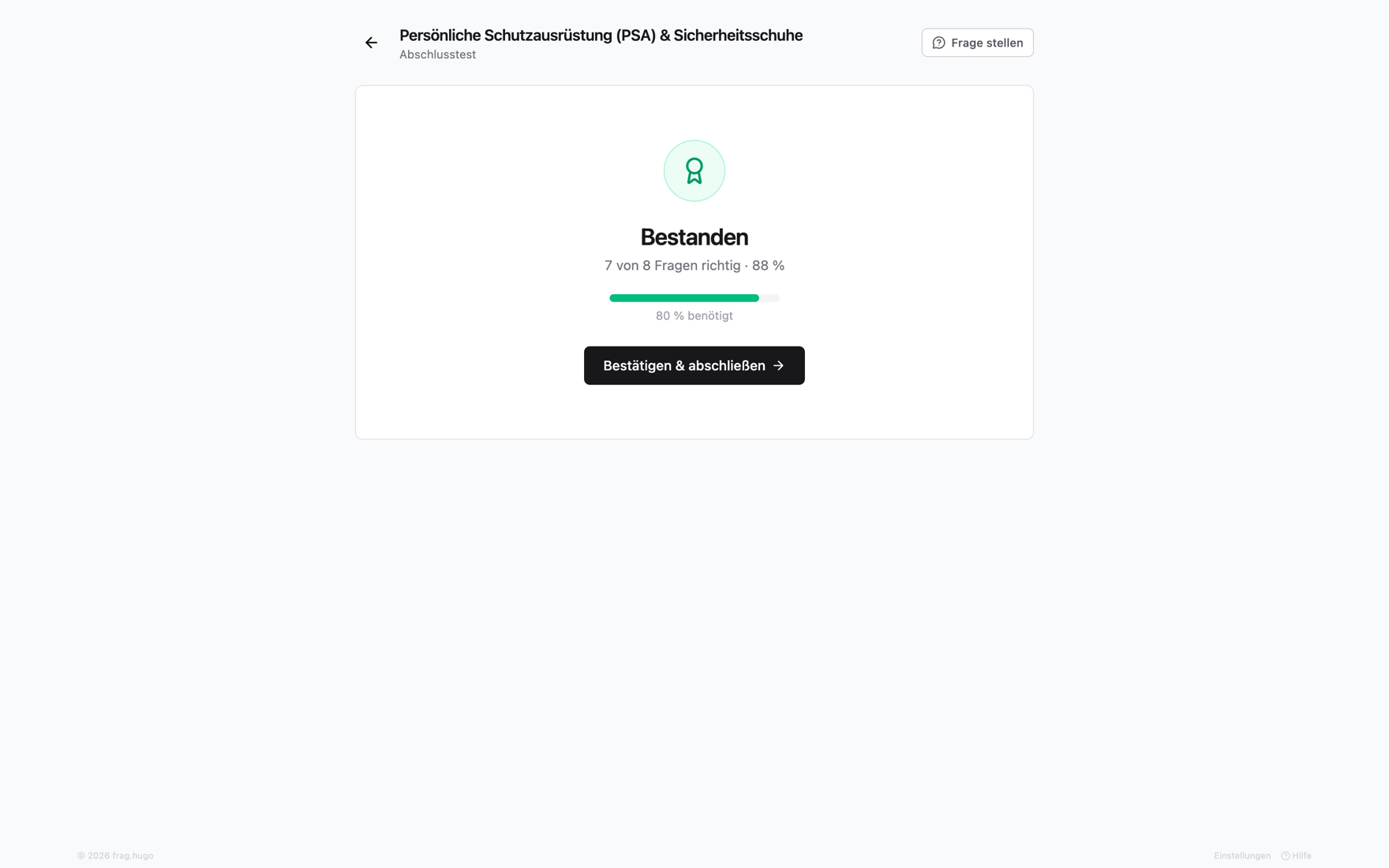 Ergebnis-Screen nach dem Abschlusstest in Hugo Safe: grünes Auszeichnungs-Symbol, „Bestanden“, „7 von 8 Fragen richtig · 88 %“, ein grüner Fortschrittsbalken mit dem Hinweis „80 % benötigt“ und der Button „Bestätigen & abschließen“