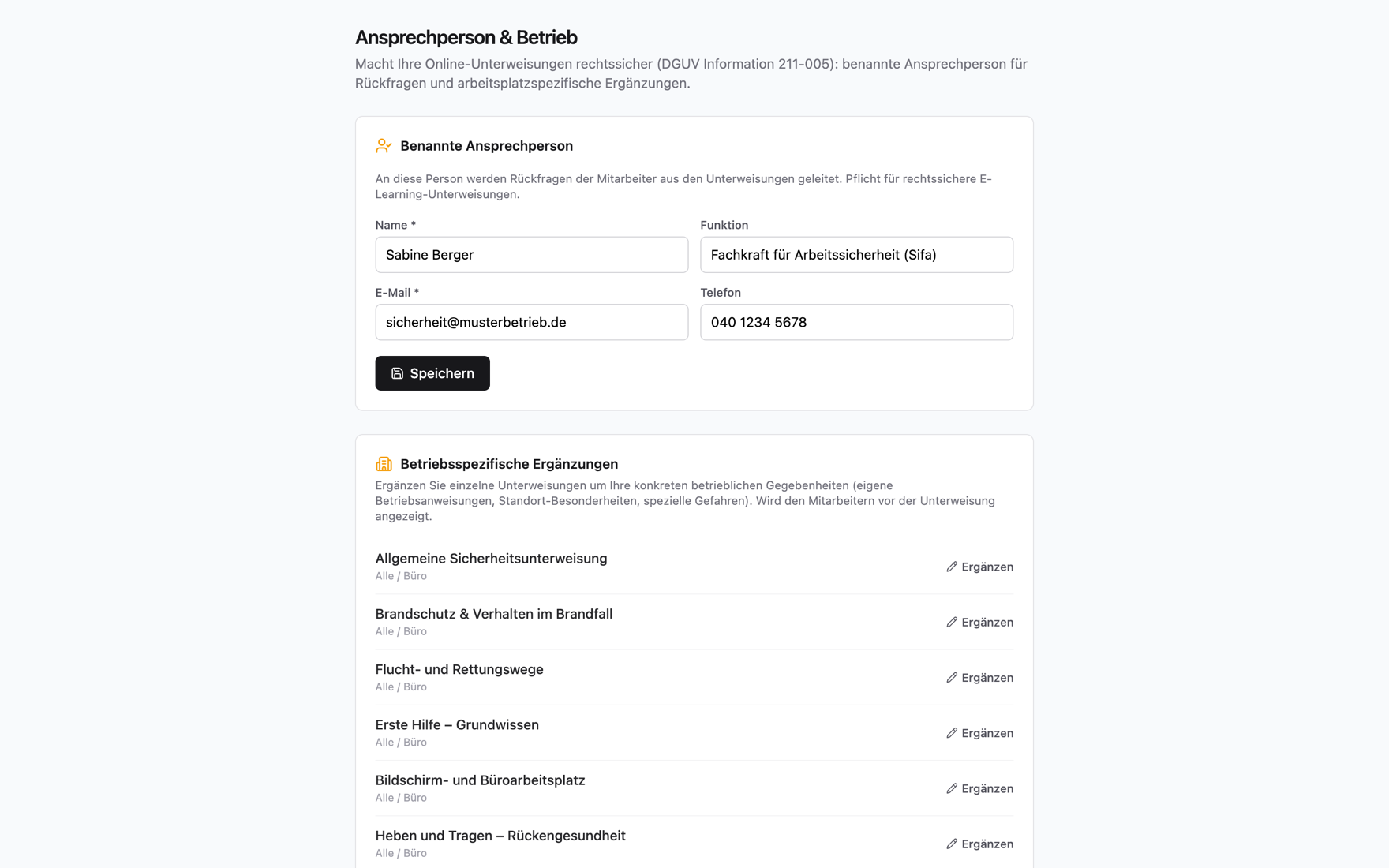 Einstellungs-Seite „Ansprechperson & Betrieb“ in Hugo Safe: oben das Pflichtfeld für die benannte Ansprechperson (Name, Funktion, E-Mail, Telefon), an die Rückfragen der Mitarbeiter geleitet werden; darunter der Bereich „Betriebsspezifische Ergänzungen“, mit dem sich jede Unterweisung um die konkreten betrieblichen Gegebenheiten erweitern lässt — beides Kriterien der DGUV Information 211-005