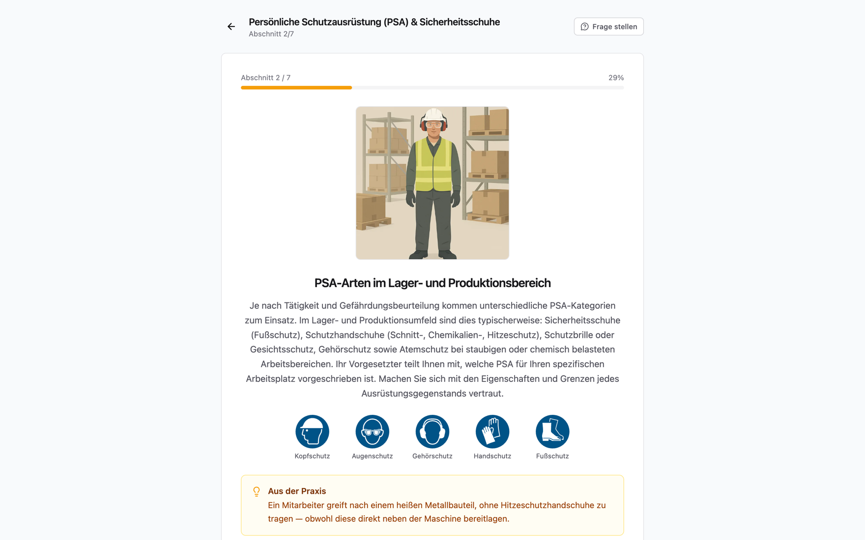 Lern-Screen einer Hugo-Safe-Unterweisung aus Mitarbeitersicht: Fortschrittsbalken (Abschnitt 2/7), eine erklärende Szenen-Illustration, der Lehrtext und darunter die offiziellen Sicherheitszeichen nach ISO 7010 (Kopf-, Augen-, Gehör-, Hand- und Fußschutz) sowie ein „Aus der Praxis“-Hinweis