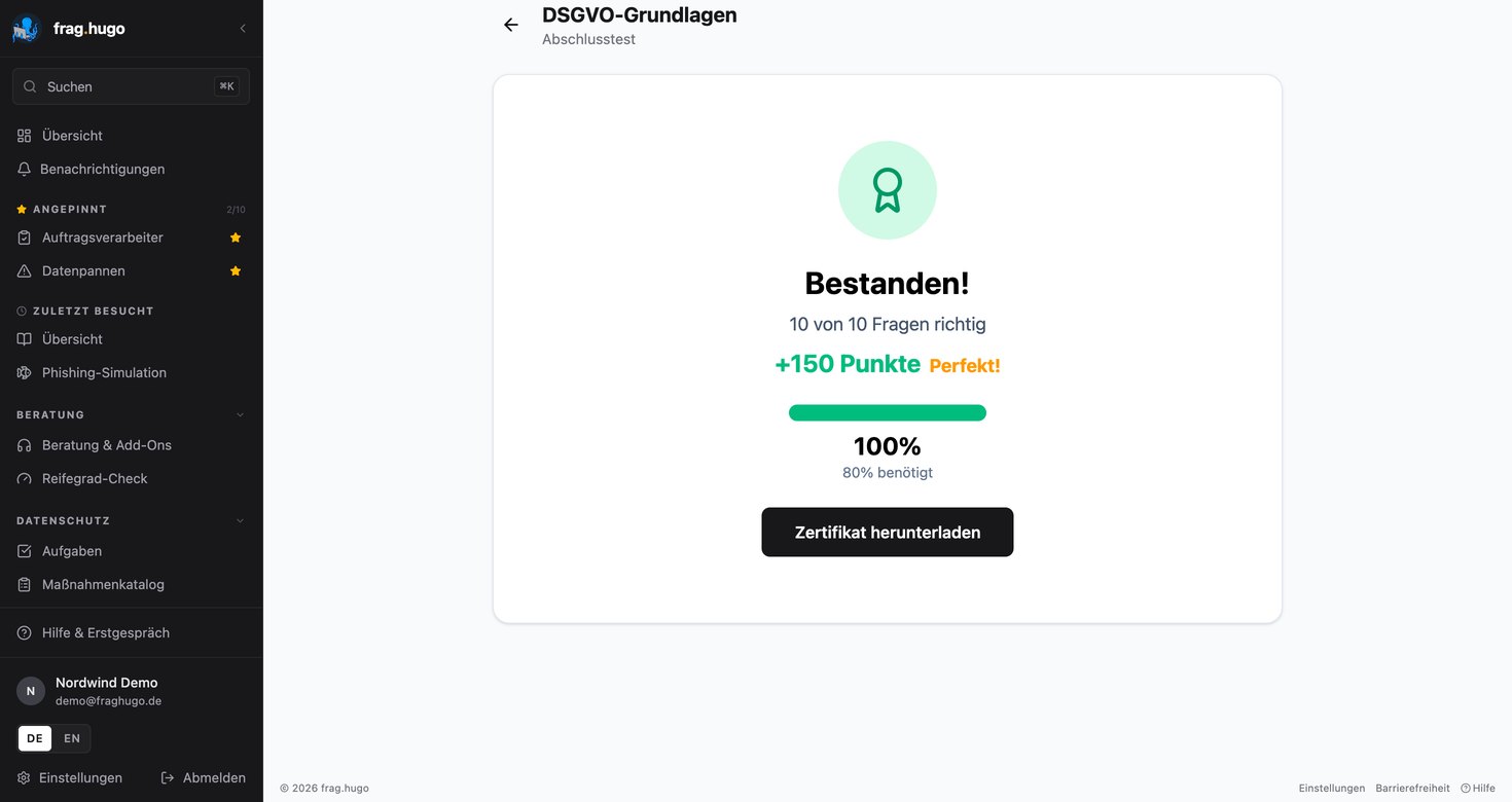 Ergebnis-Bildschirm nach dem Abschlusstest zum Modul DSGVO-Grundlagen: grünes Abzeichen, Überschrift „Bestanden!“, 10 von 10 Fragen richtig, +150 Punkte, Fortschrittsbalken bei 100 Prozent mit dem Hinweis „80% benötigt“ und darunter der dunkle Button Zertifikat herunterladen