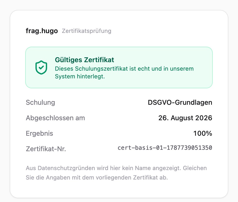 Öffentliche Zertifikatsprüfung von frag.hugo: grüner Kasten mit der Bestätigung „Gültiges Zertifikat – Dieses Schulungszertifikat ist echt und in unserem System hinterlegt“, darunter Schulung, Abschlussdatum, Ergebnis und Zertifikatsnummer sowie der Hinweis, dass aus Datenschutzgründen kein Name angezeigt wird
