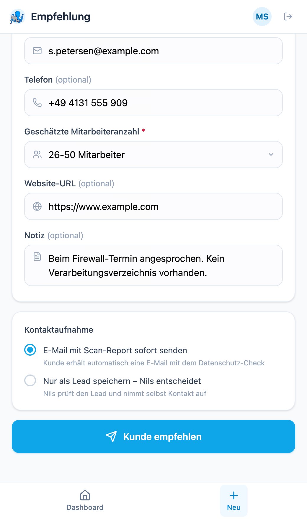 Unterer Teil des Empfehlungs-Formulars mit dem Block Kontaktaufnahme: ausgewählte Option „E-Mail mit Scan-Report sofort senden“ und Alternative „Nur als Lead speichern – Nils entscheidet“, darunter der Button Kunde empfehlen