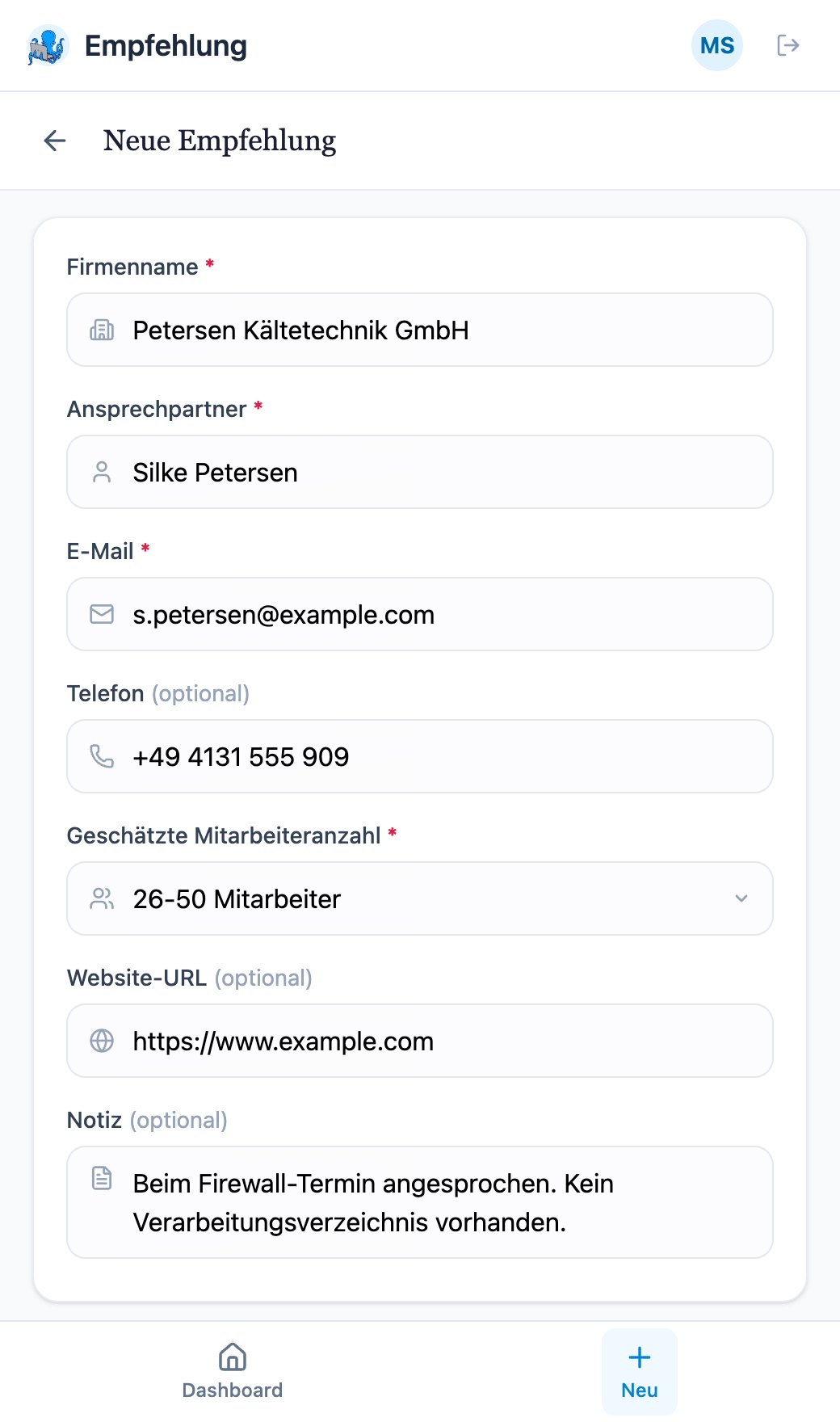 Formular „Neue Empfehlung“ im Partner-Portal, ausgefüllt mit Firmenname Petersen Kältetechnik GmbH, Ansprechpartner Silke Petersen, E-Mail-Adresse, Telefonnummer, Auswahl 26-50 Mitarbeiter, Website-URL und einer Notiz zum Gesprächsanlass